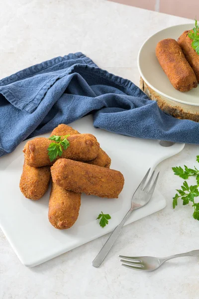 Kroketleri Maydanoz Yaprakları Mutfak Tezgahındaki Beyaz Seramik Tabaklarda — Stok fotoğraf