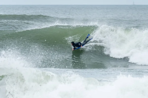 Bodyboarder Surft Auf Der Meereswelle Einem Bewölkten Wintertag — Stockfoto