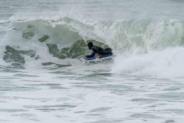 Bodyboarder Surfing Ocean Wave Cloudy Winter Day — Stock Photo, Image