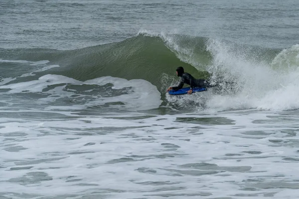 Bodyboarder Performing Tube Trick Surfing Ocean Wavesurfing Ocean Wave Cloudy — Stock Photo, Image