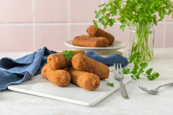 Liha Kroketit Persilja Lehdet Valkoinen Keraamisia Ruokia Keittiössä Counter Top — kuvapankkivalokuva