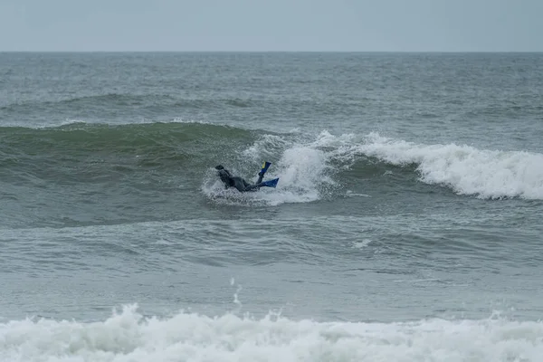 Bodyboarder Wykonujący 360 Sztuczek Surfując Oceanie Pochmurny Zimowy Dzień — Zdjęcie stockowe