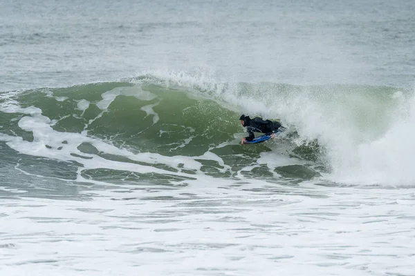 Bodyboarder Wykonuje Sztuczkę Rurką Surfując Oceanie Falując Falą Oceaniczną Pochmurny — Zdjęcie stockowe