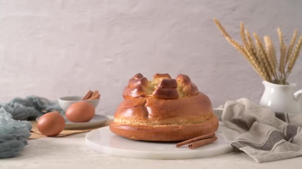 卵とシナモンスティックとキッチンカウンターのフォガカ ポルトガルサンタ マリア フェイラの伝統的なケーキ — ストック動画