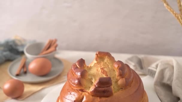 Fogaca Meja Dapur Dengan Telur Dan Tongkat Kayu Manis Kue — Stok Video