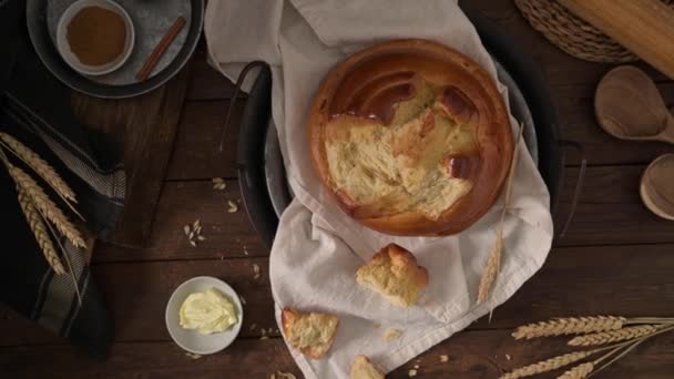 Fogaa Köksbänk Med Ägg Och Cinammon Pinnar Traditionell Tårta Från — Stockvideo