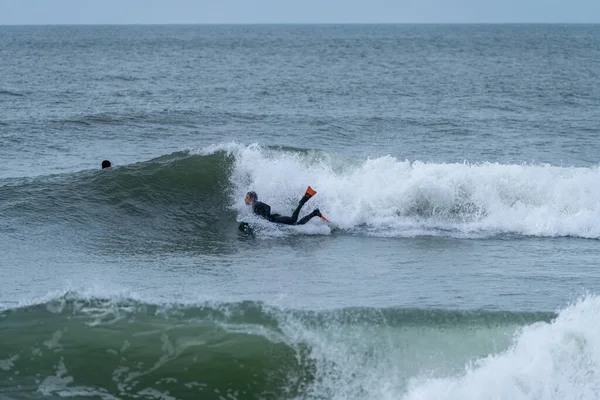 Bodyboarder Wykonujący 360 Sztuczek Surfując Oceanie Pochmurny Zimowy Dzień — Zdjęcie stockowe