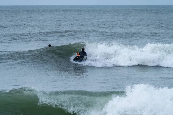 Bodyboarder Wykonujący 360 Sztuczek Surfując Oceanie Pochmurny Zimowy Dzień — Zdjęcie stockowe