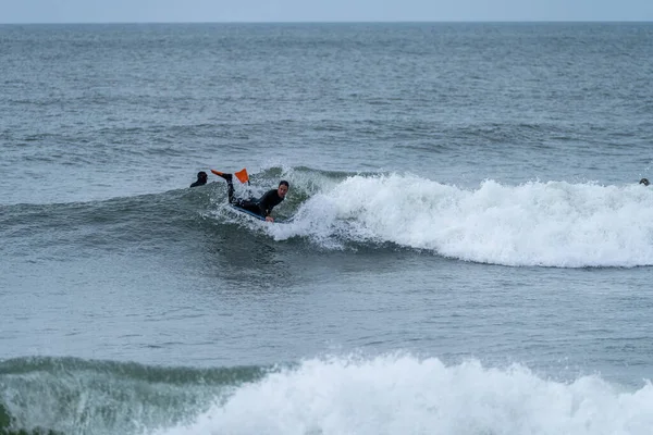 Bodyboarder Wykonujący 360 Sztuczek Surfując Oceanie Pochmurny Zimowy Dzień — Zdjęcie stockowe