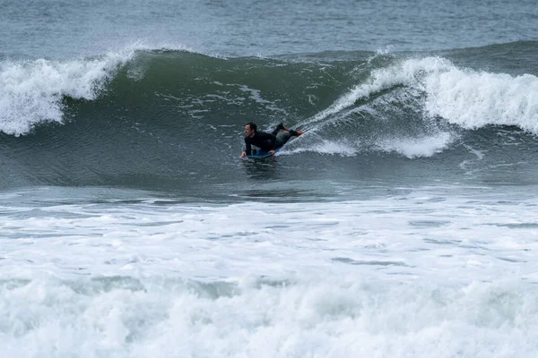 Bodyboarder Surfing Ocean Fala Pochmurny Zimowy Dzień — Zdjęcie stockowe