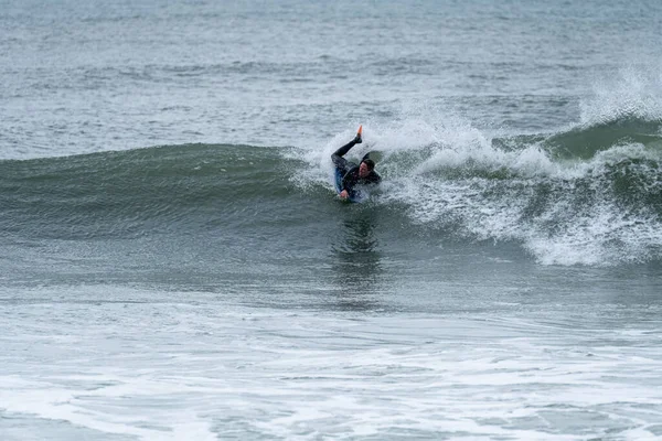 Bodyboarder Surfing Gelombang Laut Pada Hari Musim Dingin Mendung — Stok Foto