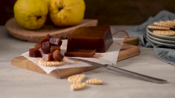 Marmelade Crackern Auf Der Küchentheke Mit Quitten Auf Einem Korktablett — Stockvideo