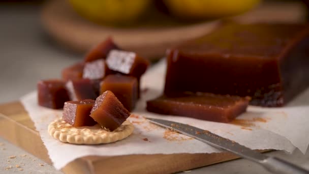 Marmelade Crackern Auf Der Küchentheke Mit Quitten Auf Einem Korktablett — Stockvideo