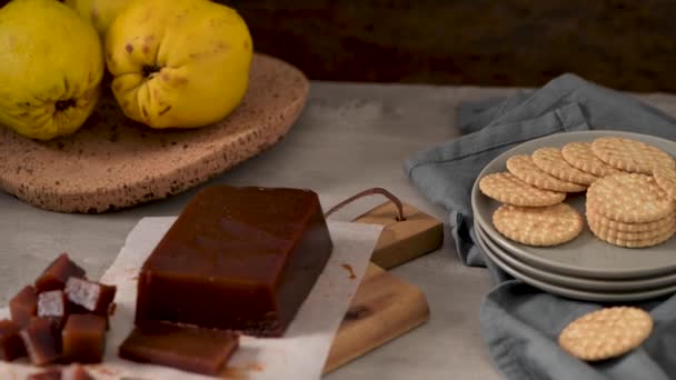 Marmelada Biscoitos Finos Balcão Cozinha Com Marmelos Uma Bandeja Cortiça — Vídeo de Stock