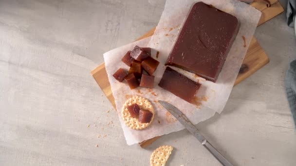 Marmelada Biscoitos Finos Balcão Cozinha Com Marmelos Uma Bandeja Cortiça — Vídeo de Stock