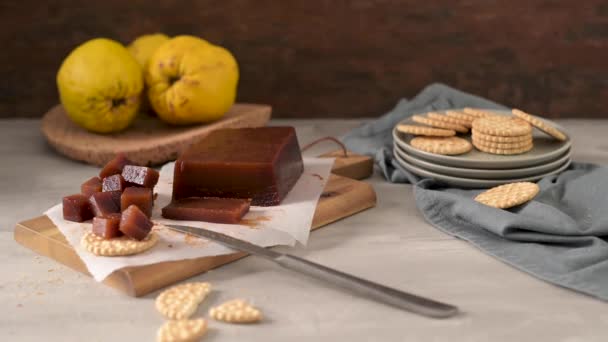 Marmelade Crackern Auf Der Küchentheke Mit Quitten Auf Einem Korktablett — Stockvideo
