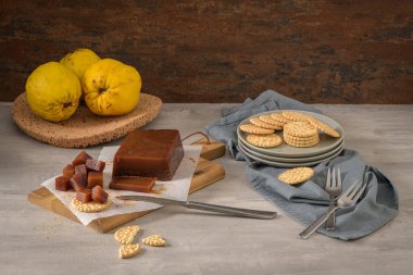 Mutfak tezgahında reçel ve mantar tepsisi..