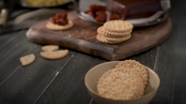 Marmelada Biscoitos Balcão Cozinha Com Marmelos Queijo — Vídeo de Stock
