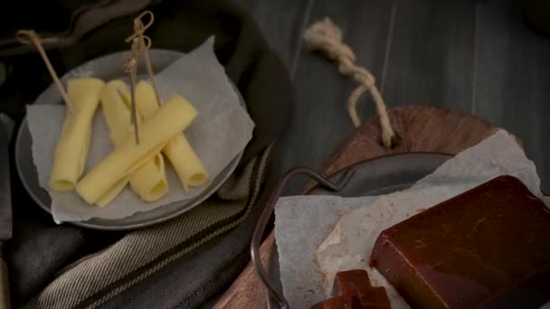 Marmelade Crackern Auf Der Küchentheke Mit Quitten Und Käse — Stockvideo