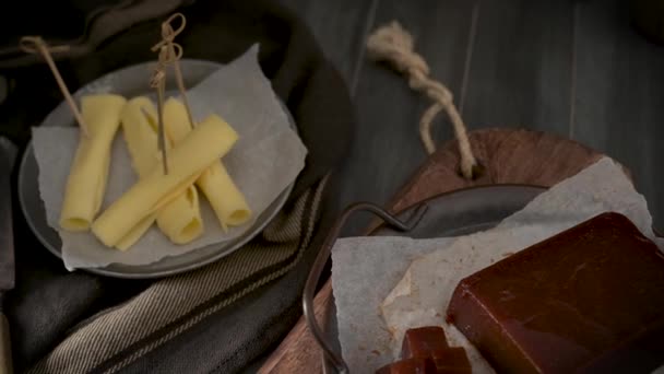 Marmelada Biscoitos Balcão Cozinha Com Marmelos Queijo — Vídeo de Stock