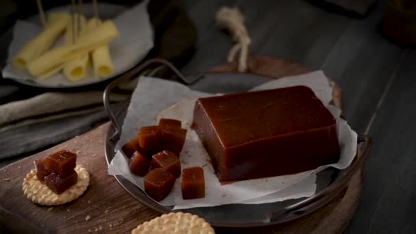 Marmelada Biscoitos Balcão Cozinha Com Marmelos Queijo — Vídeo de Stock