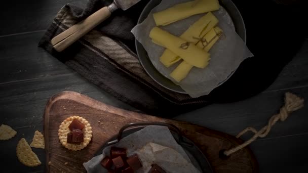 マルマレード クラッカー キッチン カウンターでクインツとチーズ — ストック動画