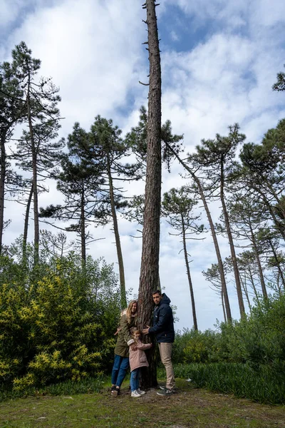 Ovar Portugal Januari 2022 Mensen Knuffelen Bomen Tijdens Het Protest — Stockfoto