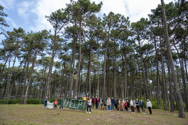 OVAR, PORTUGAL - 30 HAZİRAN 2022: Bir bayrak tutan çocuklar ve Portekiz 'in Ovar kentindeki orman çevresindeki ağaçların kesilmesini protesto eden insanlar.
