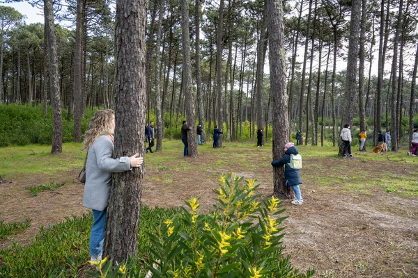 Ovar Portugal Januari 2022 Mensen Knuffelen Bomen Tijdens Het Protest — Stockfoto
