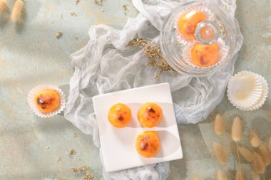 Portekiz 'in Alcobaca şehrinden geleneksel Portekiz tatlısı Castanha De Ovo.