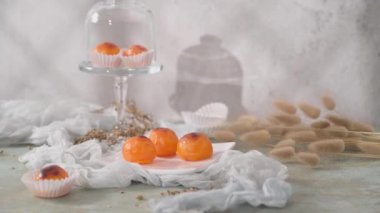 Portekiz 'in Alcobaca şehrinden geleneksel Portekiz tatlısı Castanha De Ovo.