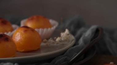 Portekiz 'in Alcobaca şehrinden geleneksel Portekiz tatlısı Castanha De Ovo.
