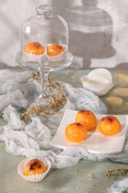 Portekiz 'in Alcobaca şehrinden geleneksel Portekiz tatlısı Castanha De Ovo.