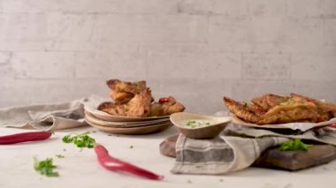 Hint samosaları - kızarmış ya da fırında hamur tatlısı ve baharatlı mutfak tezgahında areca yaprağı tabağında servis edilen lezzetli Hint yemekleri..