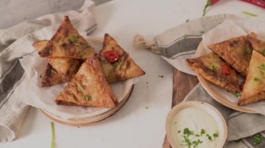 Hint samosaları - kızarmış ya da fırında hamur tatlısı ve baharatlı mutfak tezgahında areca yaprağı tabağında servis edilen lezzetli Hint yemekleri..