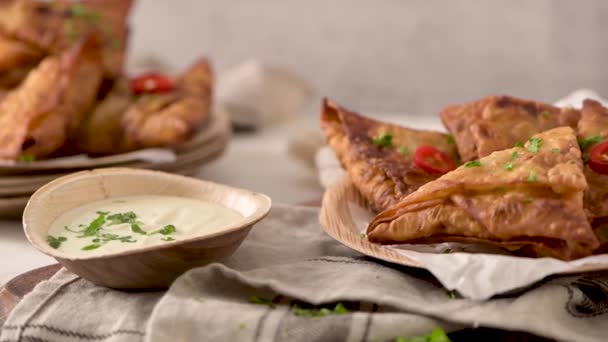 Indyjskie Samosy Smażone Lub Pieczone Ciasto Pikantnym Nadzieniem Popularne Indyjskie — Wideo stockowe