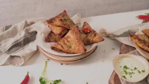 Indyjskie Samosy Smażone Lub Pieczone Ciasto Pikantnym Nadzieniem Popularne Indyjskie — Wideo stockowe