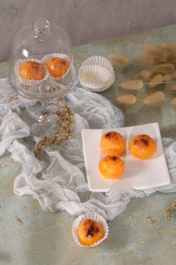 Portekiz 'in Alcobaca şehrinden geleneksel Portekiz tatlısı Castanha De Ovo.