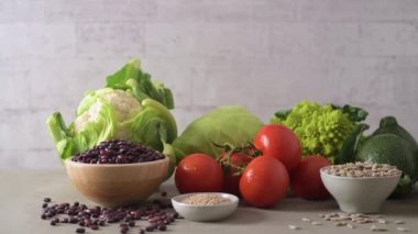 Sebze, tohum, süper yiyecek ve mutfak tezgahında tahıl içeren sağlıklı yiyecek seçimi..