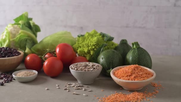 スーパーフード キッチンカウンターのシリアルと健康食品の選択 — ストック動画