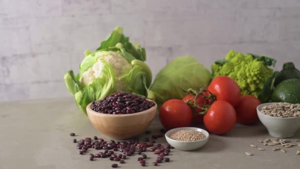 Здоровый Выбор Продуктов Питания Овощами Семенами Суперпродуктами Зерновыми Кухонном Столе — стоковое видео