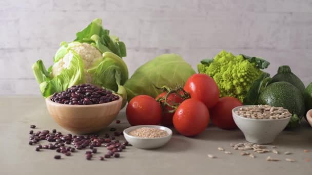 Selección Alimentos Saludables Con Verduras Semillas Superalimentos Cereales Encimera Cocina — Vídeo de stock