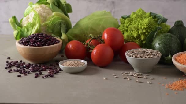 スーパーフード キッチンカウンターのシリアルと健康食品の選択 — ストック動画