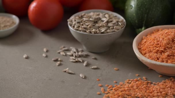 Здоровый Выбор Продуктов Питания Овощами Семенами Суперпродуктами Зерновыми Кухонном Столе — стоковое видео