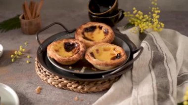 Yumurtalı tart, geleneksel Portekiz tatlısı, tabakta pastel de nata..