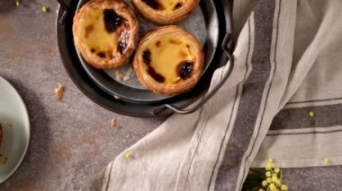 Yumurtalı tart, geleneksel Portekiz tatlısı, tabakta pastel de nata..