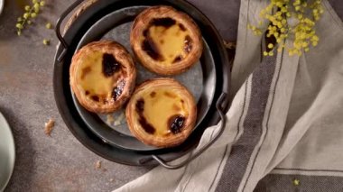 Yumurtalı tart, geleneksel Portekiz tatlısı, tabakta pastel de nata..