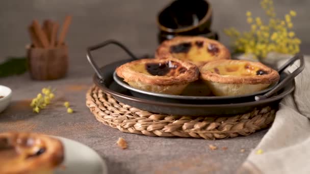 Eiertaarten Traditioneel Portugees Dessert Pastel Nata Een Bord — Stockvideo