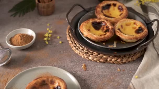 Яичные Пироги Традиционный Португальский Десерт Пастель Ната Тарелке — стоковое видео