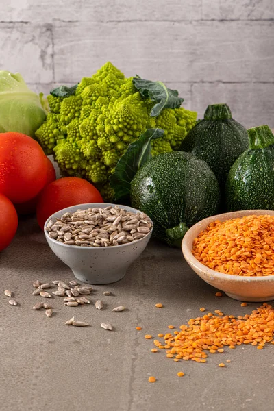 Selección Alimentos Saludables Con Verduras Semillas Superalimentos Cereales Encimera Cocina —  Fotos de Stock